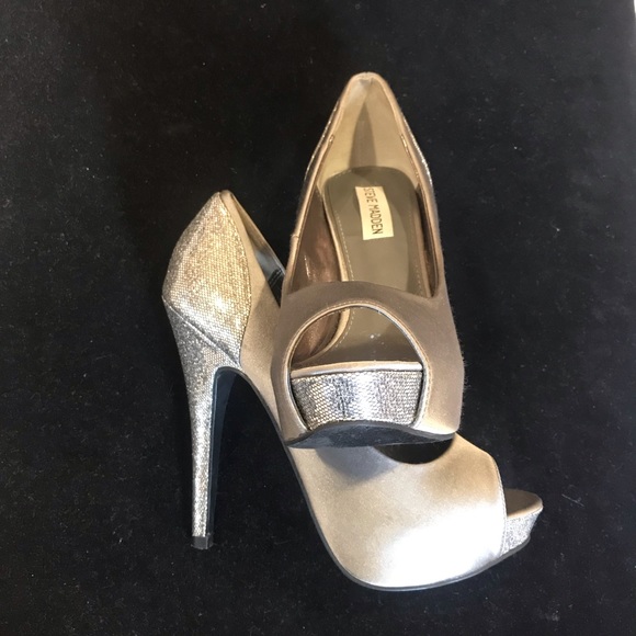 Steve Madden Shoes - SH075 Steve Madden Silver Platform Peep Toe 8